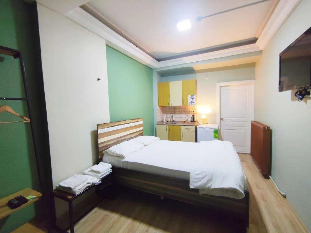 YOLO Hostel
