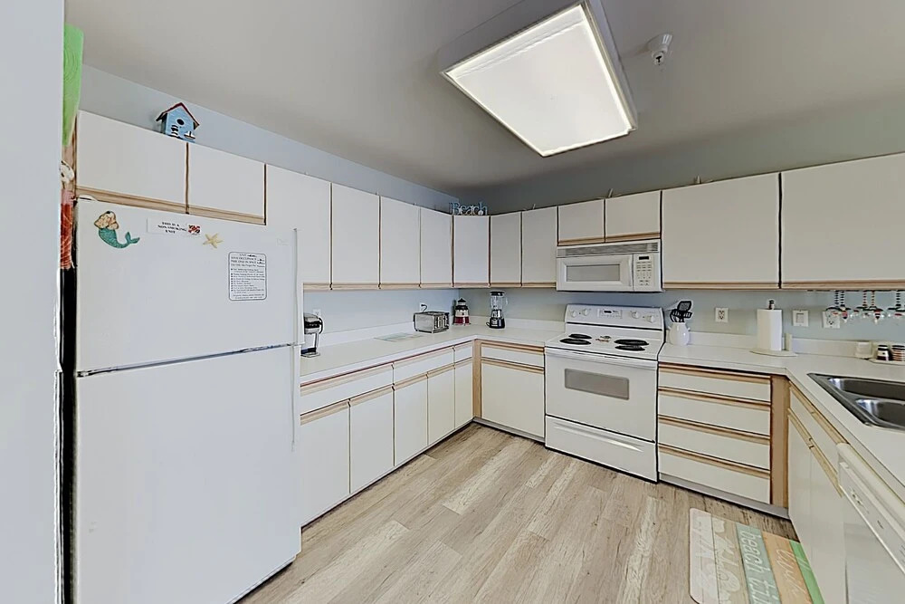 Walk To Beach! Bayfront End Unit W/ Pool & Patio 2 Bedroom Condo