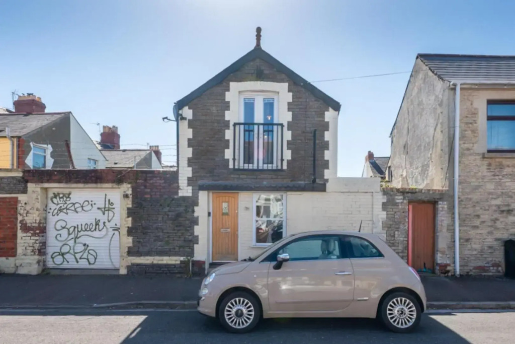 The Coach House Roath - Short Let Cardiff - DYZYN Living - Albany Road