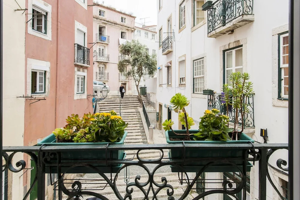 JOIVY Stylish 1-bed flat w/ city views in Alfama