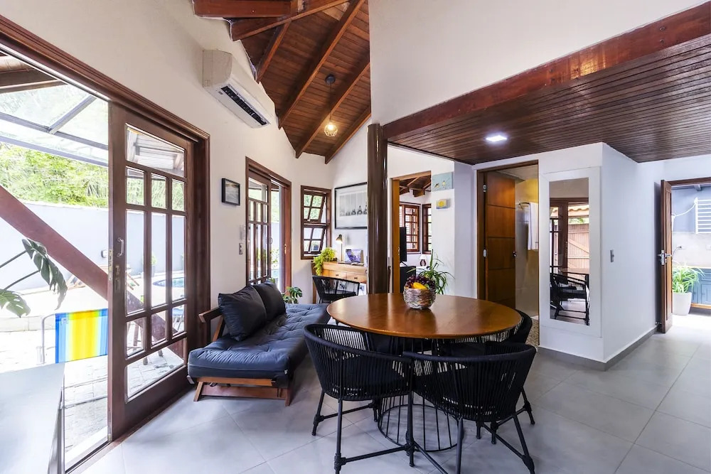 Casa Charmosa com Piscina - Barra do Una