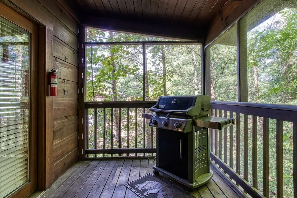 ER245 - Almost Heaven Great Location - Close To Town! 3 Bedroom Cabin by RedAwning