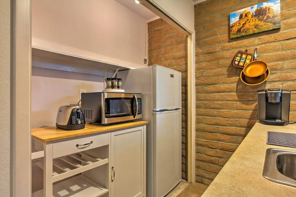 Romantic Sedona Suite w/ Patio < 1 Mi to Trails