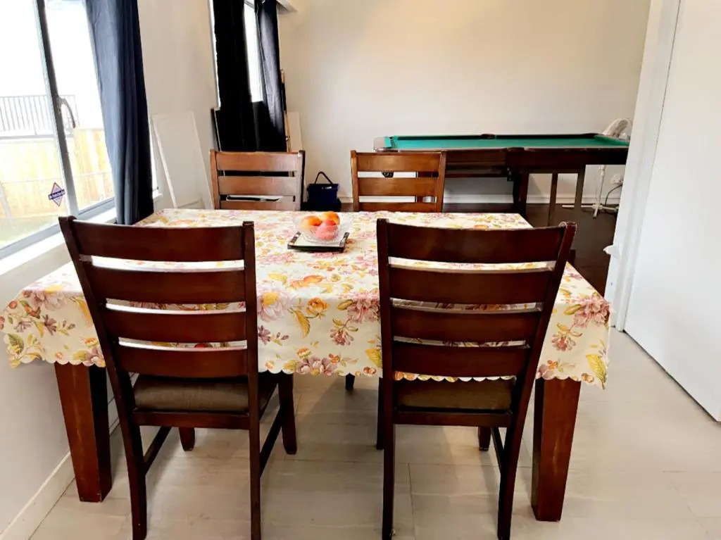 VINTAGE - 3 BED HOUSE - NORTH SURREY - PING-PONG AND POOL TABLE - TV CABLe