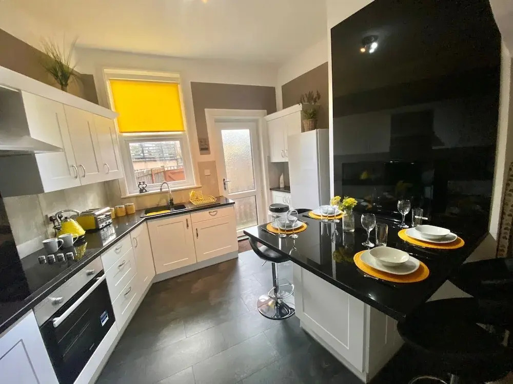 Blackpool Abode - Buttercup Suite