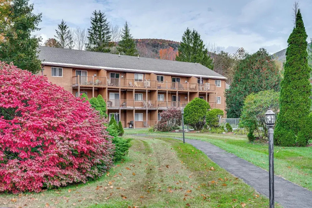 Lincoln Apartment w/ Balcony: 2 Mi to Loon Mtn!
