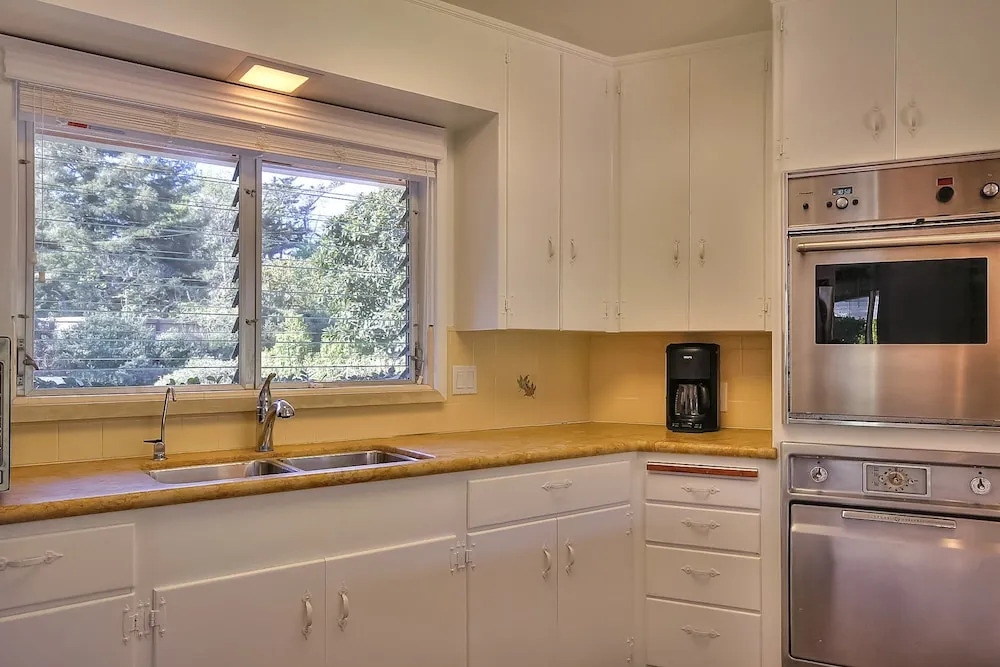 3BR 2BA Classic Montecito House Minutes to Butterfly Beach by RedAwnin