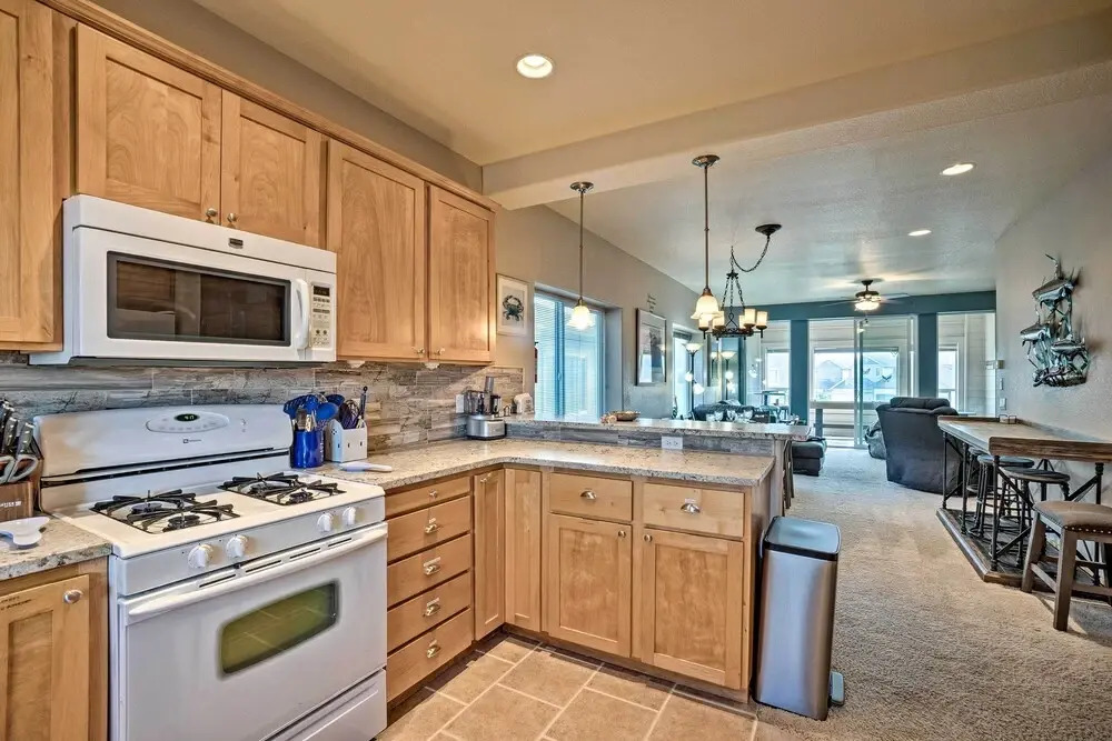Gold Beach Townhome With Ocean Views & Sunroom!