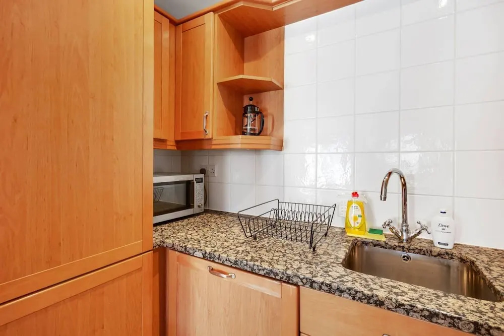 Modern 2bed, 2bath apt 1 Minute to Jubilee Line