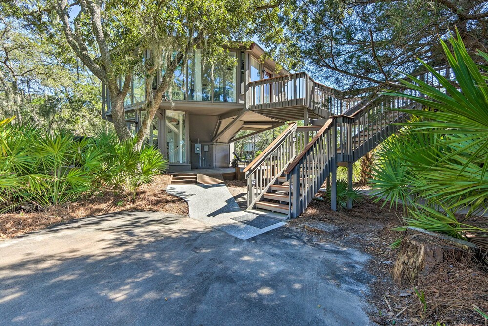 Walk to Harbour Town: Airy Treehouse w/ Bikes