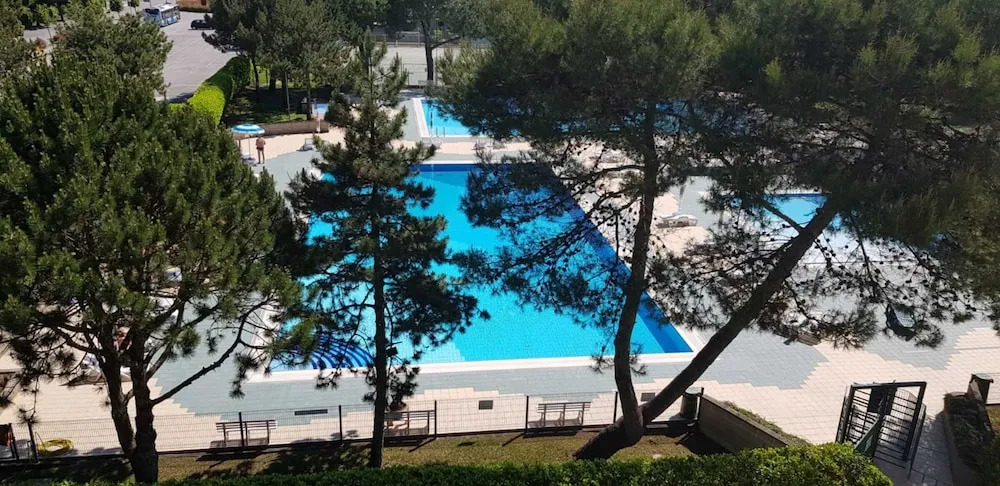 Spacious Apartment With Pool Access