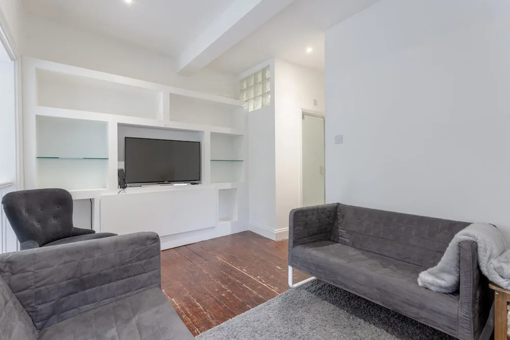 Modern 2 Bedroom in Queens Park With Garden