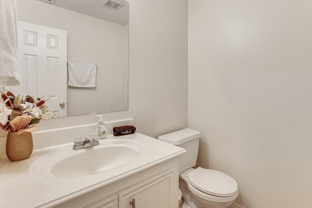 Ideal Location 4 Mi to Med Center! Houston Duplex