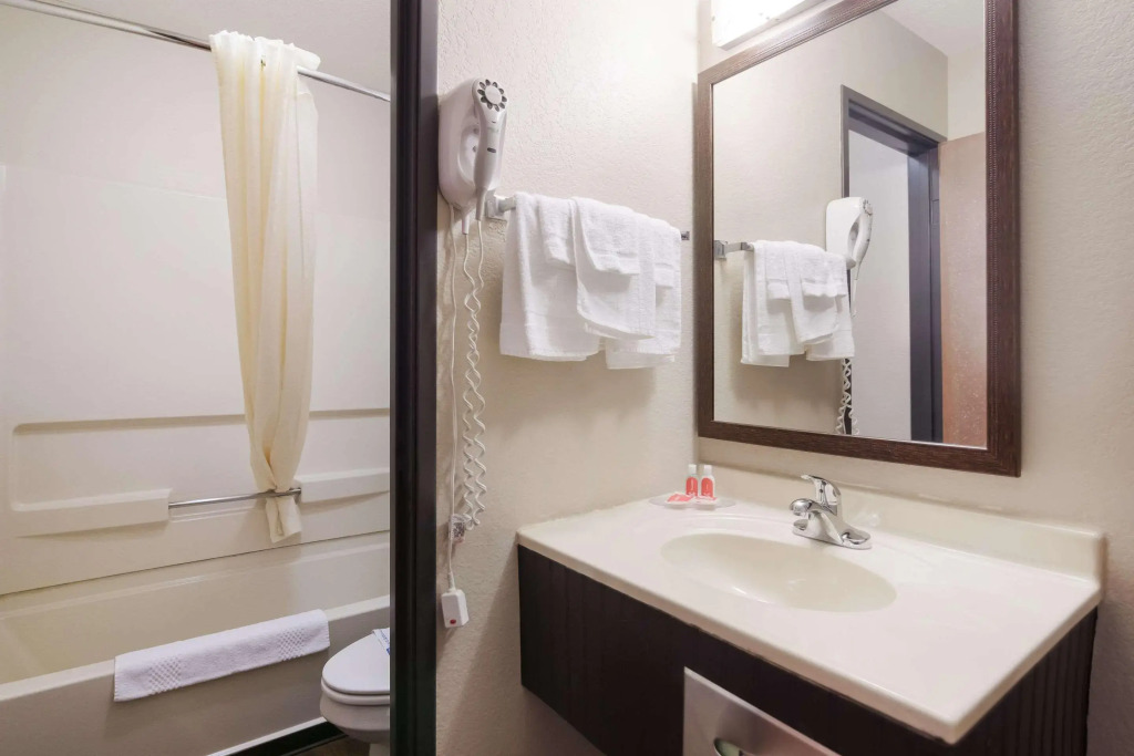 Econo Lodge Grand Forks near University
