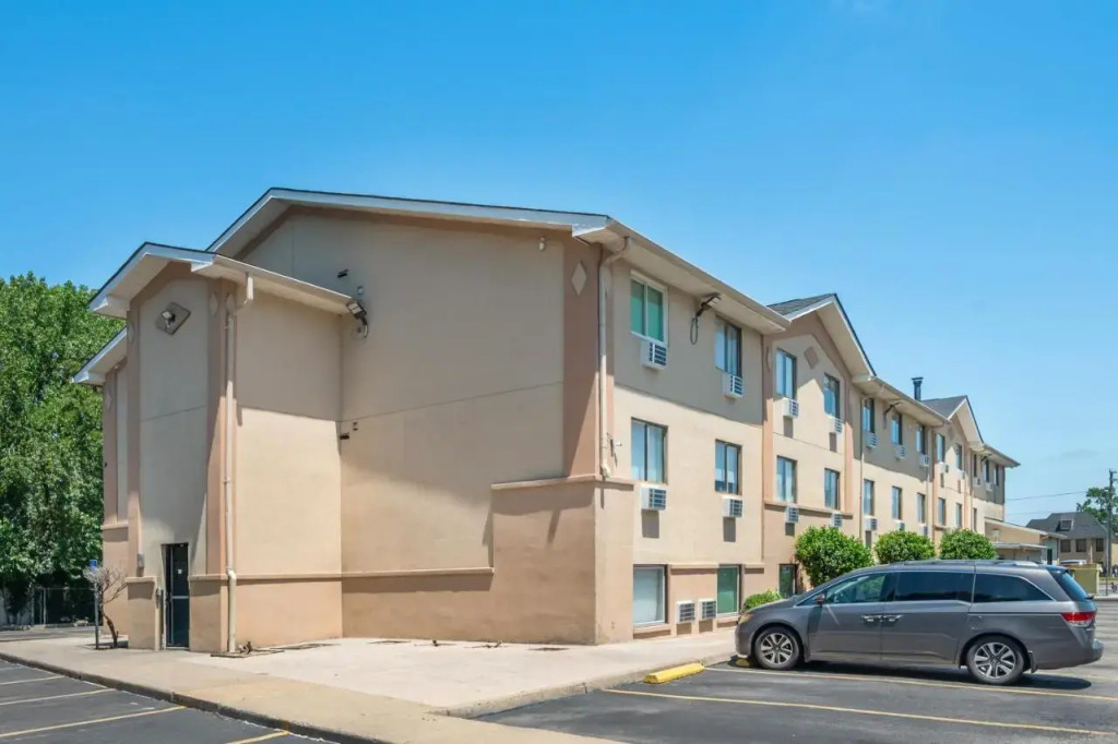 Super 8 Chesapeake Greenbrier