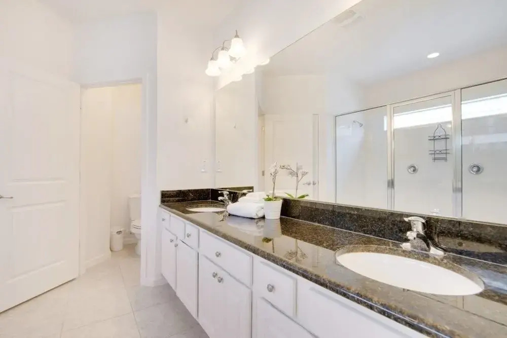 5 Bed 5 Bath In 5 Star Resort Near Disney! 5 Bedroom Home by RedAwning