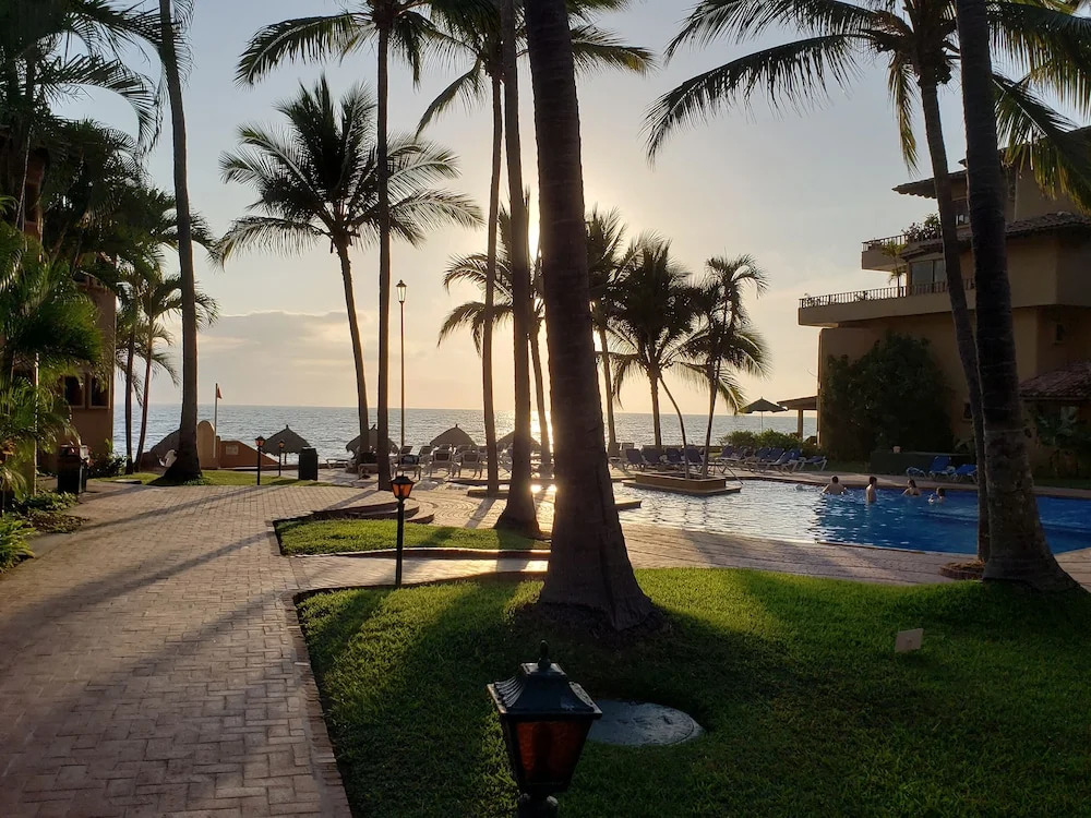 Villa Facing the Beach in a Large Terrace 7 Pools, Tennis Courts, 247 Security
