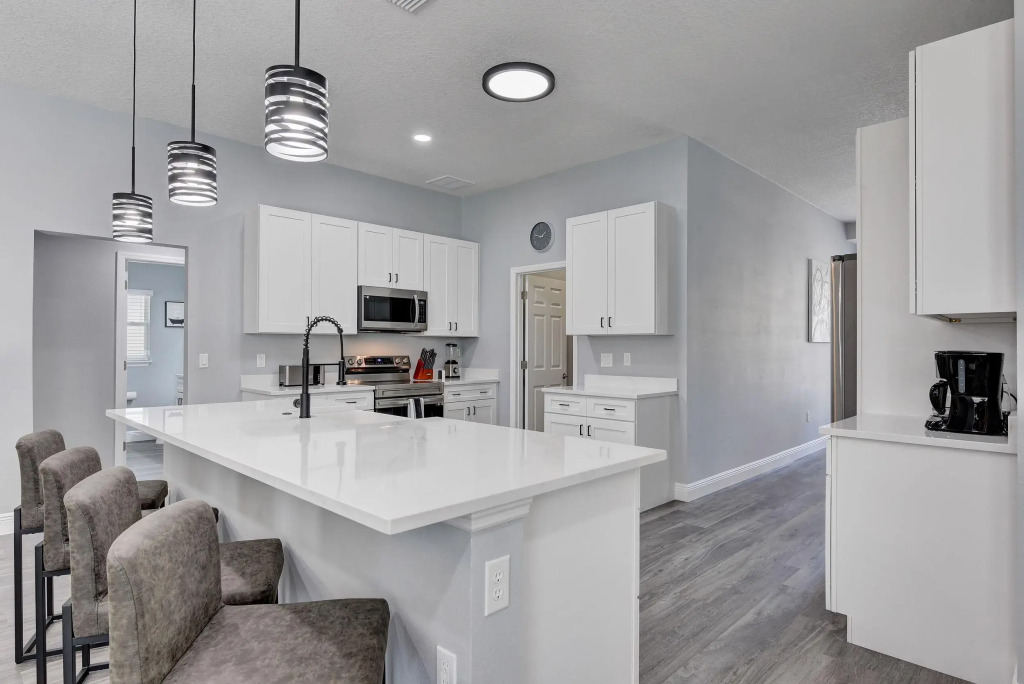 Brand New Remodeled Golf Course Pool & Spa Home, Davenport, US
