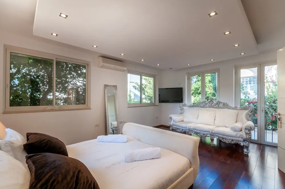 Luxurious Villa with great location