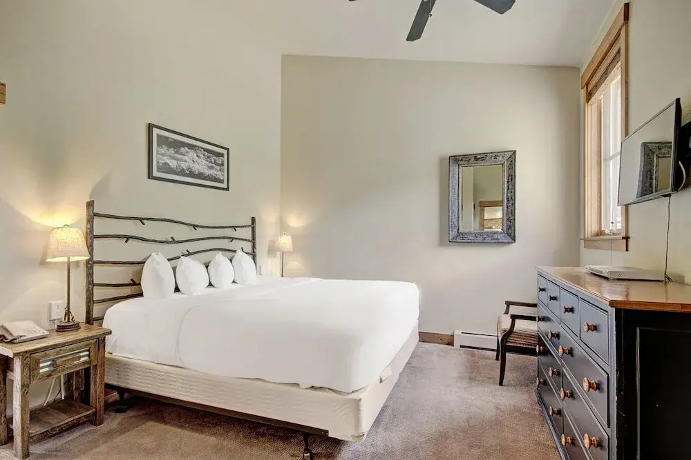 Soaring Ceilings + Mins To Gondola/apres-ski - 2br Sleeps 6 2 Bedroom Townhouse by RedAwning