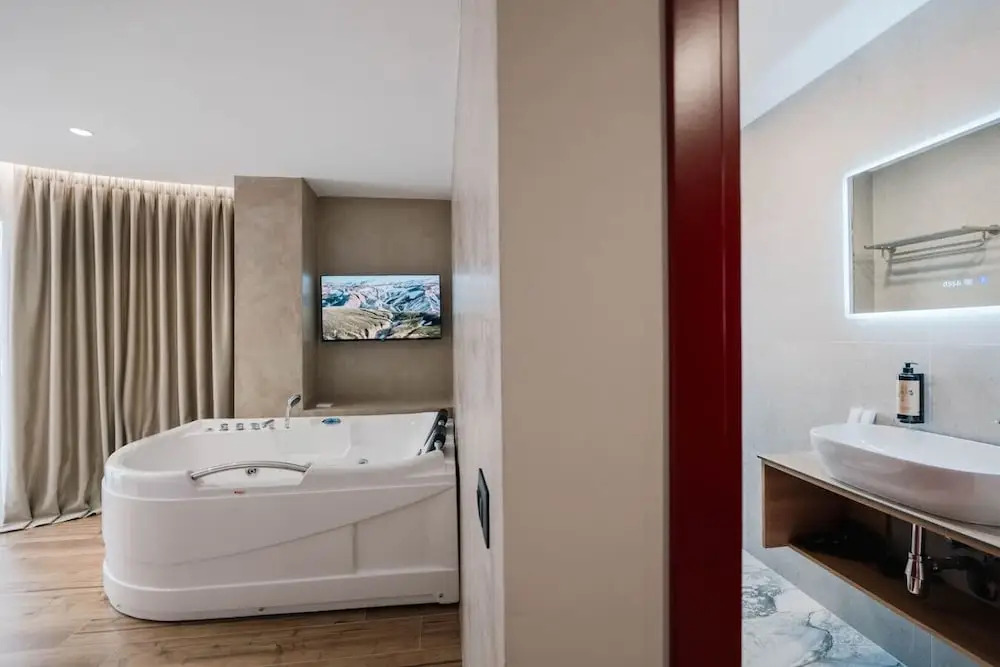 Ermes Deluxe Suite With Balcony