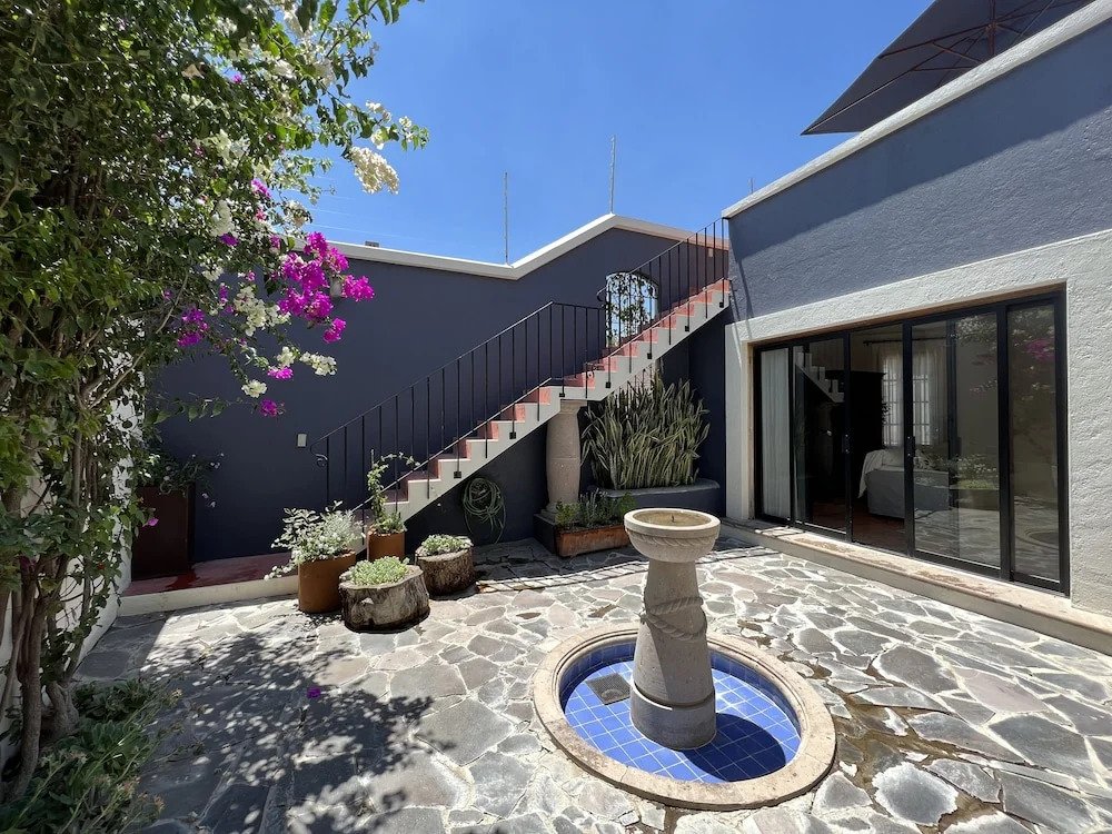 Rooftop Jacuzzi! Country-style 4 Bedroom Cottage