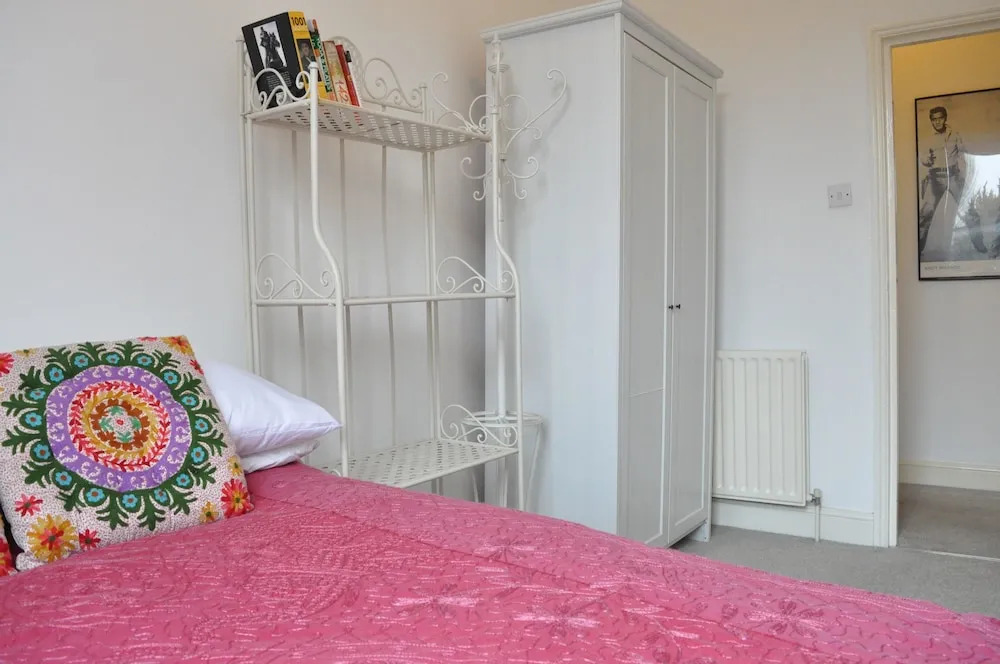 Bright 2 Bedroom Flat in Great Location