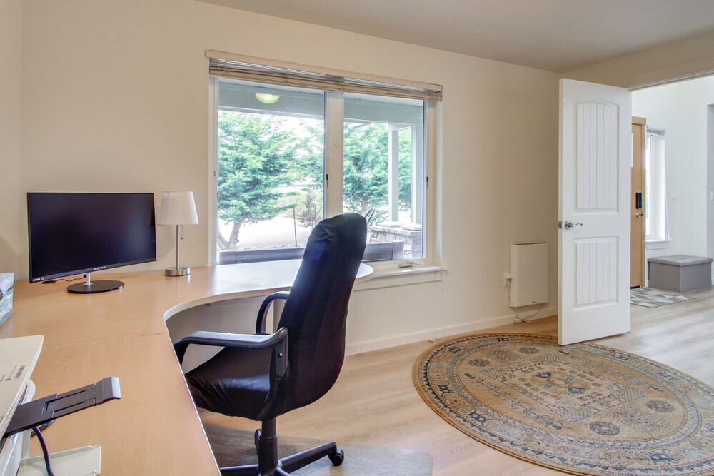 Spacious Bandon Getaway - 2 Blocks to Ocean!