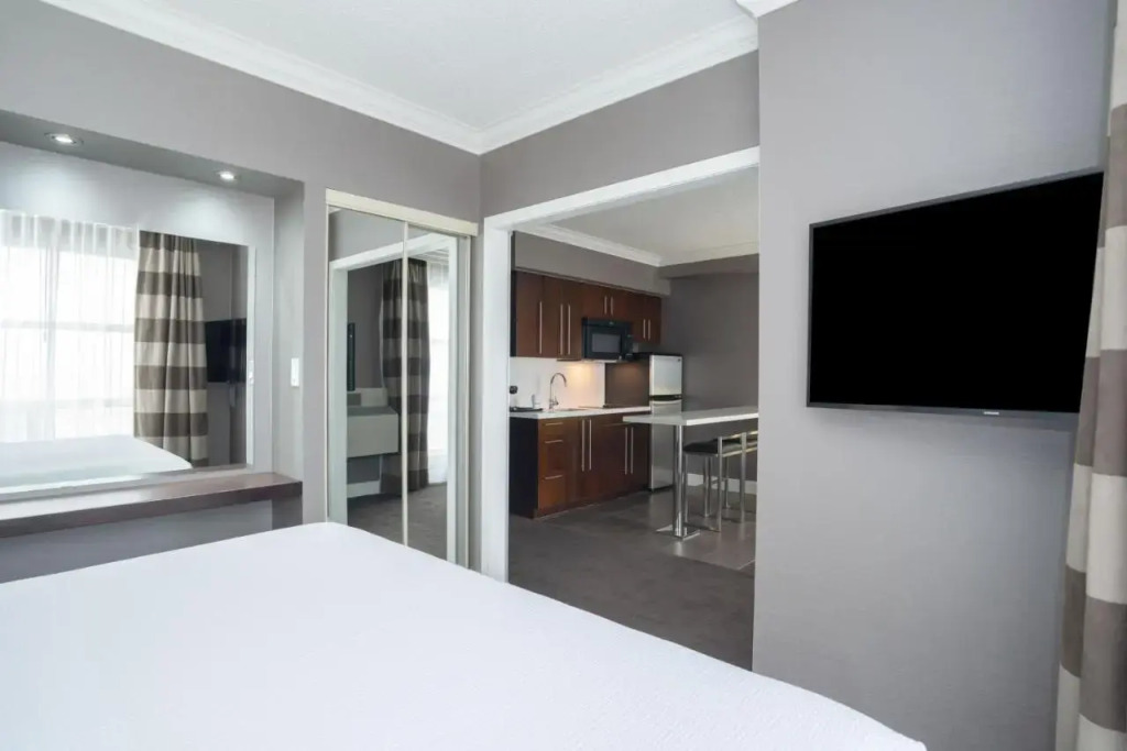 Stage West All-Suite Hotel & Theatre Restaurant