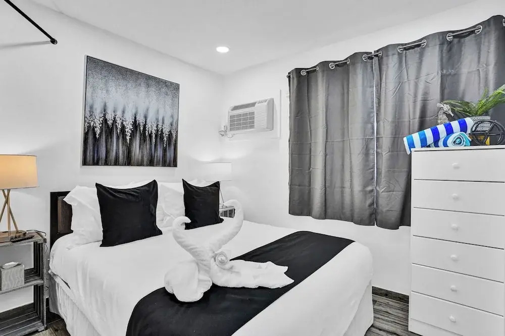 Newly Renovated Apt #2 w/ Parking Close to Beach