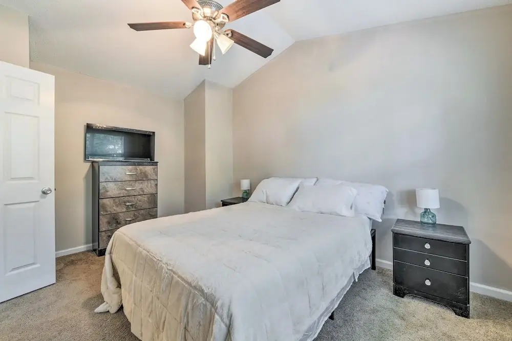 Chic Charlotte Townhome w/ Community Pool