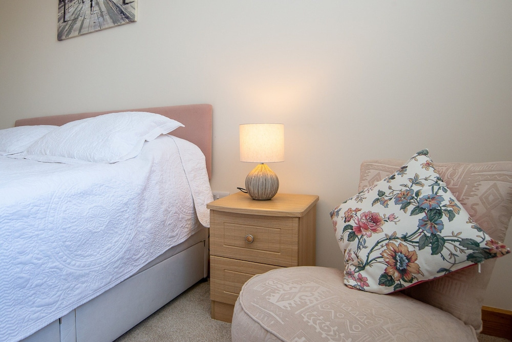 Cottage With Stunning sea Views, No Deposit