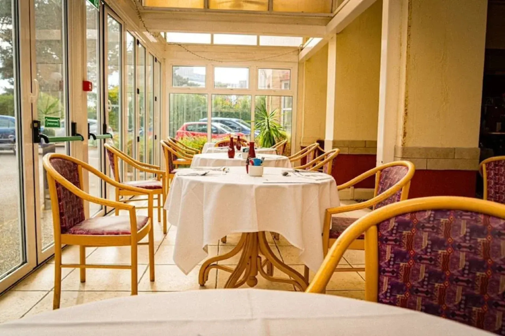 Elstead Hotel
