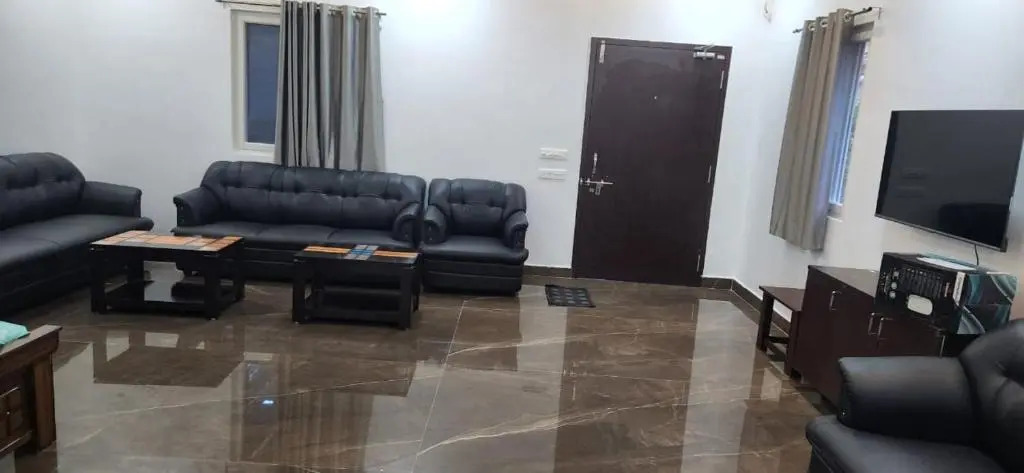 Individual house 500m from beach