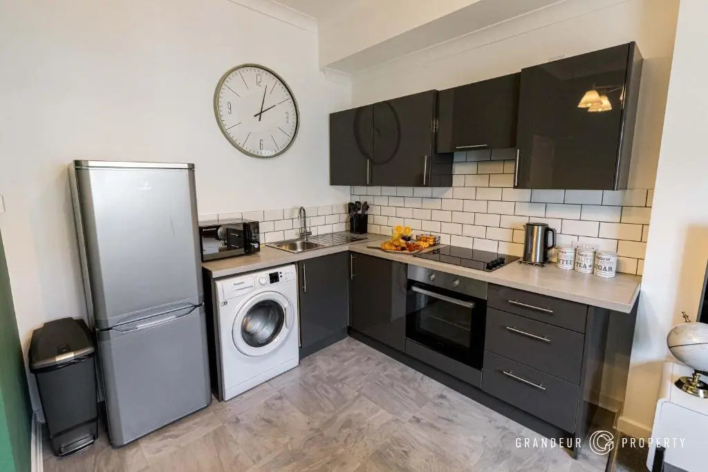 Lovely 2-Bedroom Flat with Parking , Free WiFi