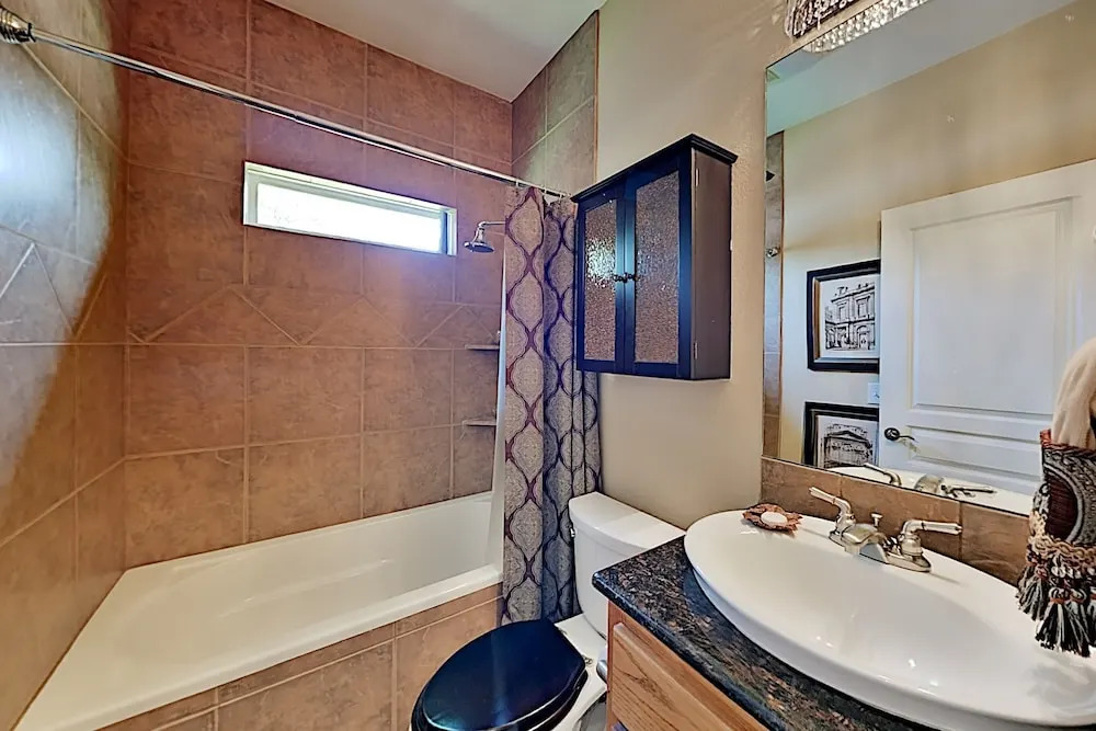 Luxe By The Lake, On-site Pool & Tennis! 3 Bedroom Home