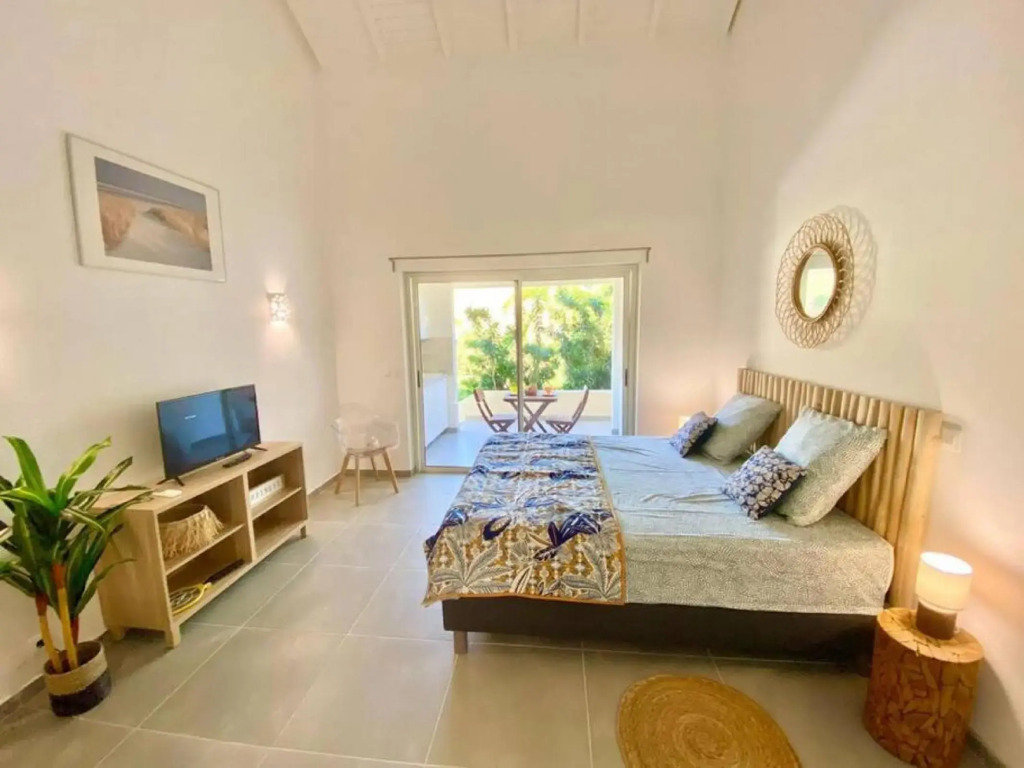 Beautiful suite S14, pool, next to Pinel Island