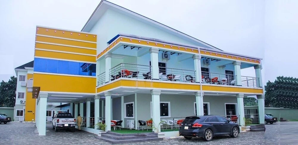 Exquisite Homes2 Hotel & Lounge