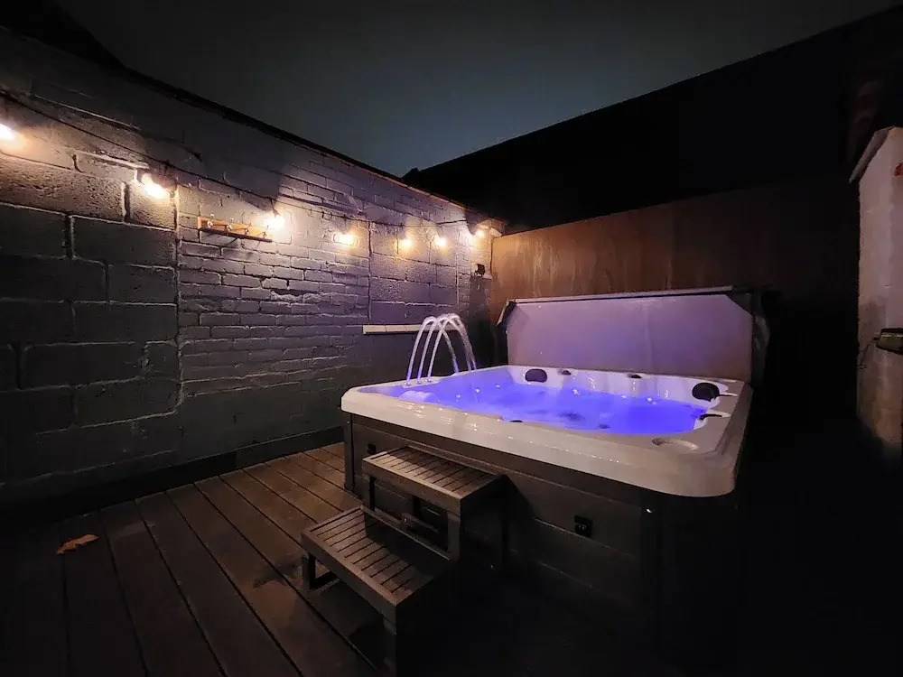 Derby City Centre Apartment With Roof Top Hot Tub
