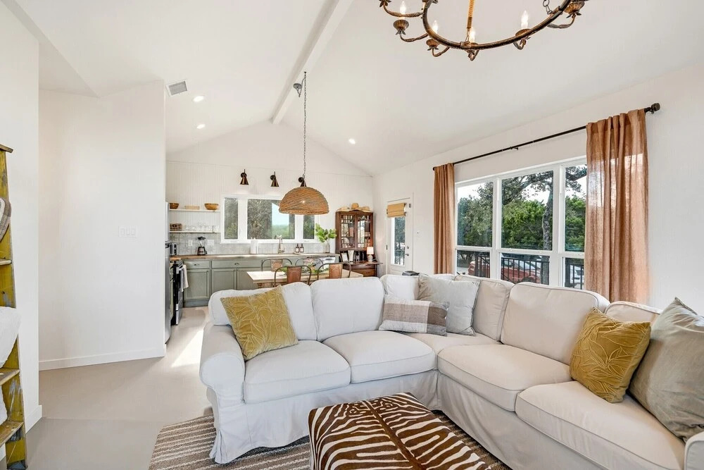 NEW Gorgeous Home With Hot Tub 5min From the River