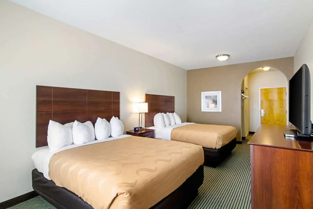 Quality Inn & Suites Near Tanger Outlet Mall
