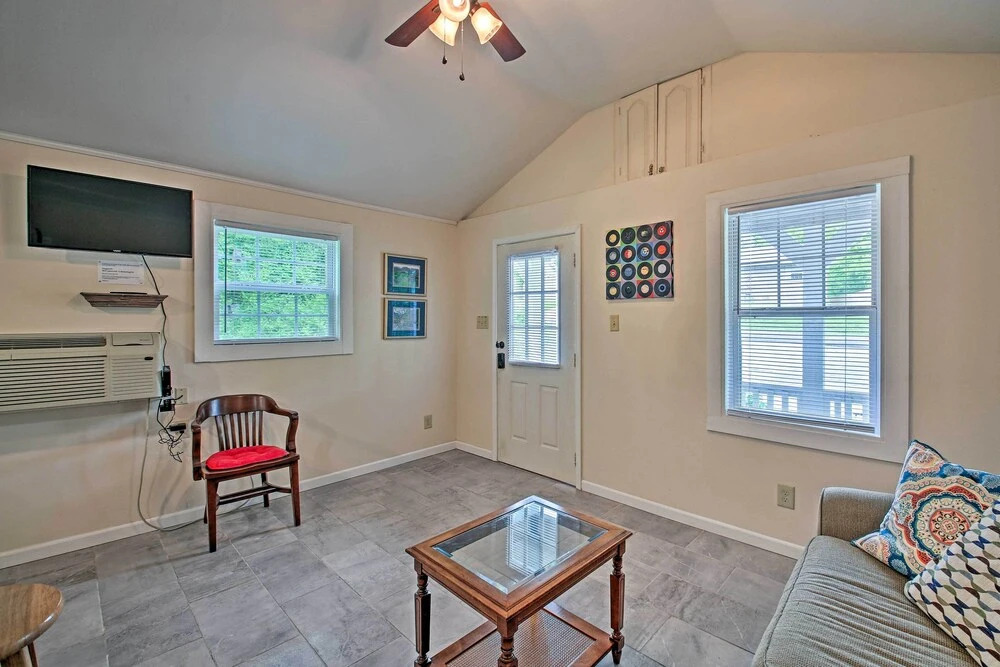 Near Nat'l Park: Hollywood Park Hot Springs Home