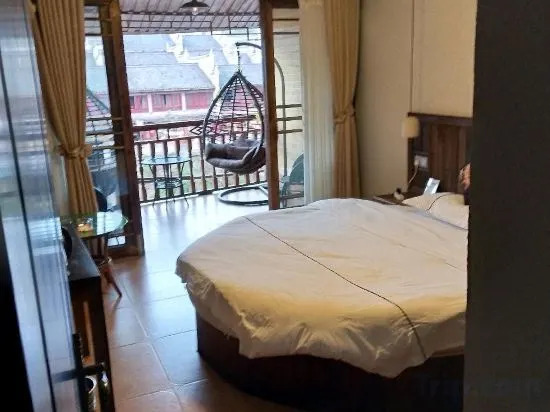 Yilushang Inn (Fenghuang Hanging Building)