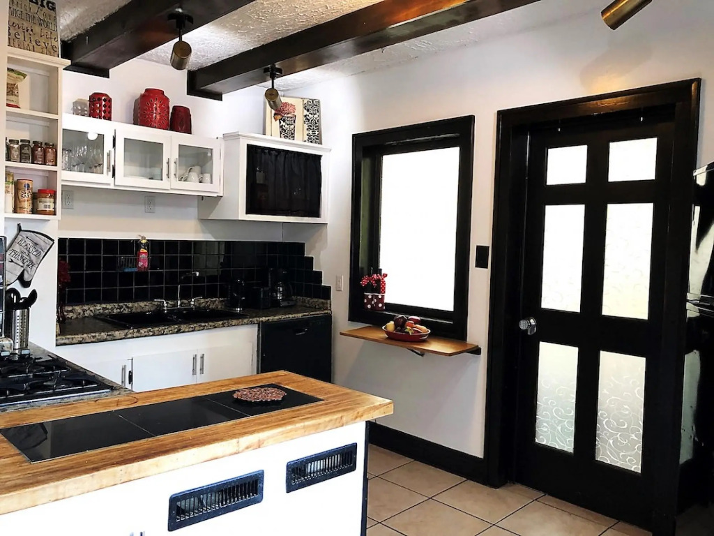 Charming Old Soul Near CLE Clinic Long Term Stay