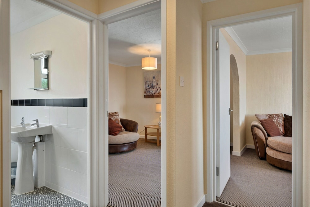 Cozy St Ives Apartment Retreat, No Deposit