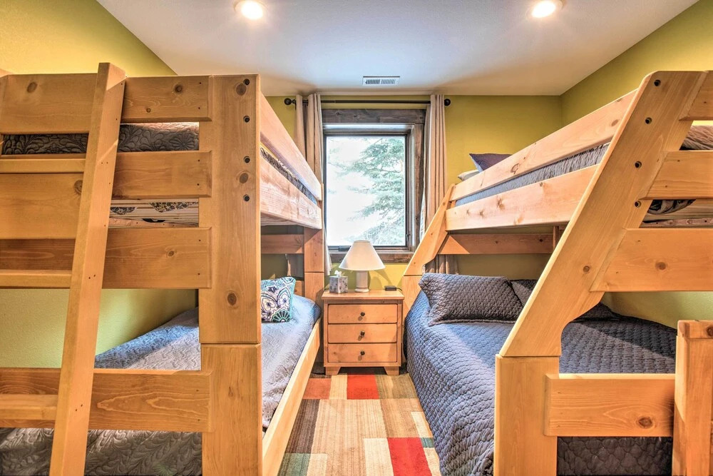 Luxe Updated Home w/ Grill + Hot Tub: 4 Mi to Rmnp