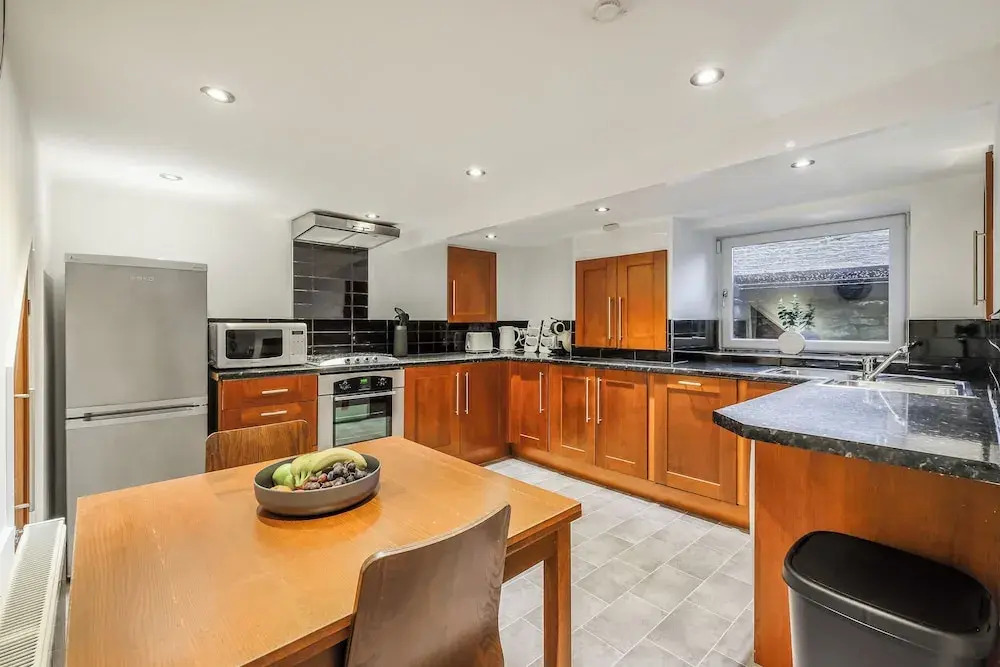 Sleek 2B/1B Retreat in Lindley, Huddersfield