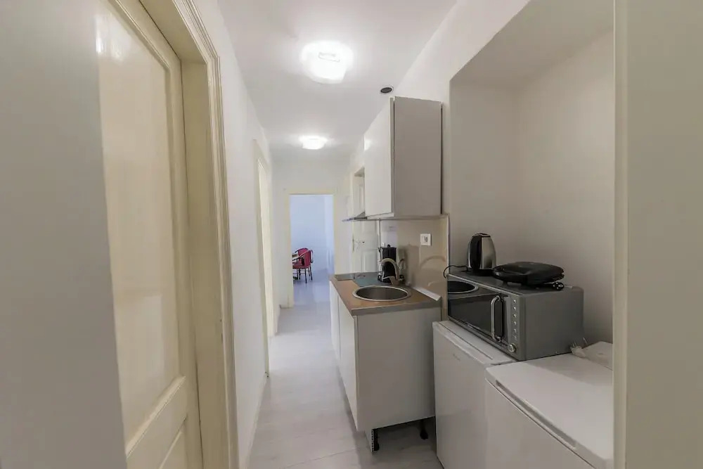 Spacious seafront apartments Karlo