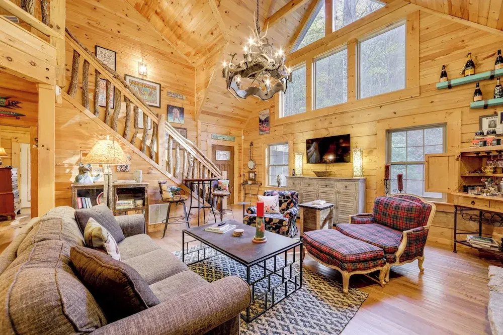 Creekside Cabin in the Heart of Maggie Valley