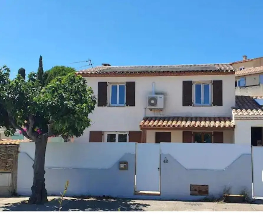 gruissan village maison chaleureuse avec terrasses